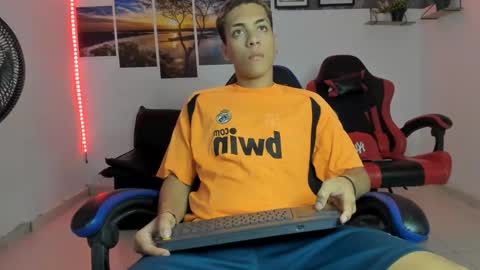 noah_flynn1 online show from 03/23/26, 10:41