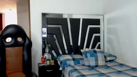 Noah Harris01 online show from 12/17/25, 12:55