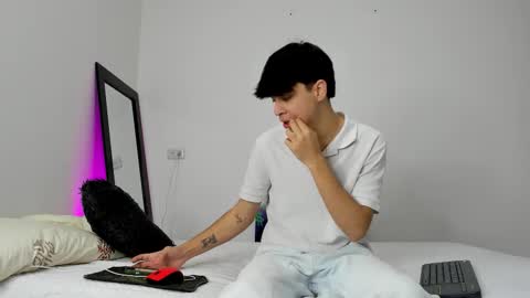 Snapshot of noah_loveboy chatting on 09/09/25, 08:19 Noah online show from 09/09/25, 08:19