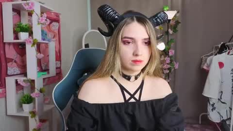 Snapshot of nocturnehuntress chatting on 05/24/26, 07:24 Alice online show from 05/24/26, 07:24