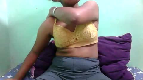 Snapshot of noellah chatting on 10/25/25, 01:29 noellah online show from 10/25/25, 01:29