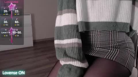 Snapshot of noelleneptune chatting on 12/20/25, 01:12 noelleneptune online show from 12/20/25, 01:12