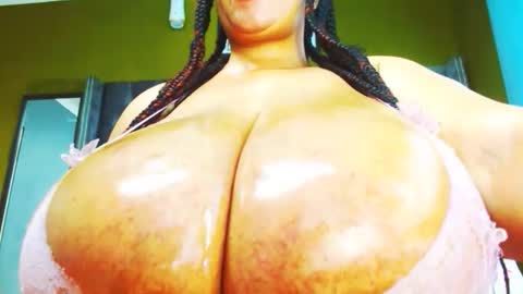 Snapshot of nombusoh880 chatting on 10/17/25, 07:00 THICKNTASYBBWZOEY18 online show from 10/17/25, 07:00