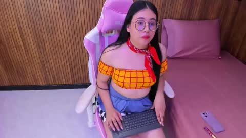 Snapshot of nomi_blue chatting on 12/03/25, 05:04 Nahomi online show from 12/03/25, 05:04