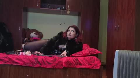 Snapshot of nora_red chatting on 12/13/25, 07:53 QueenManifest online show from 12/13/25, 07:53