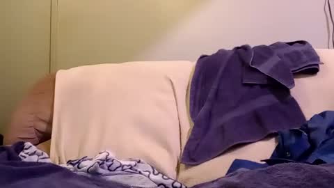 Snapshot of normalbo1982 chatting on 09/10/25, 02:00 Good boy online show from 09/10/25, 02:00