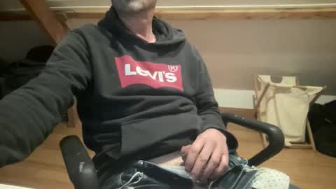 Snapshot of noux69 chatting on 11/13/25, 04:06 noux69 online show from 11/13/25, 04:06