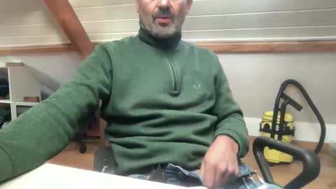 Snapshot of noux69 chatting on 11/17/25, 01:28 noux69 online show from 11/17/25, 01:28