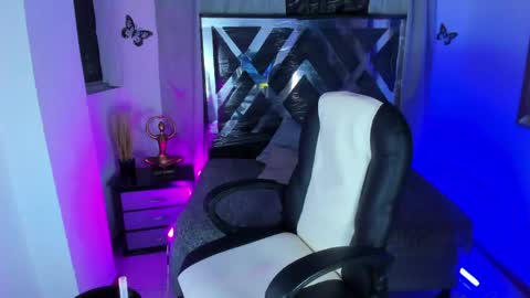 Snapshot of nova_sex1 chatting on 05/27/26, 04:09 nova online show from 05/27/26, 04:09