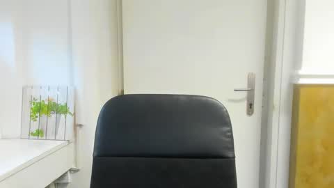 Snapshot of novasmilee chatting on 12/17/25, 11:49 novasmilee online show from 12/17/25, 11:49