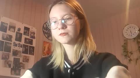 Snapshot of novellahartig chatting on 02/09/26, 02:21 Sari It is my first day online show from 02/09/26, 02:21