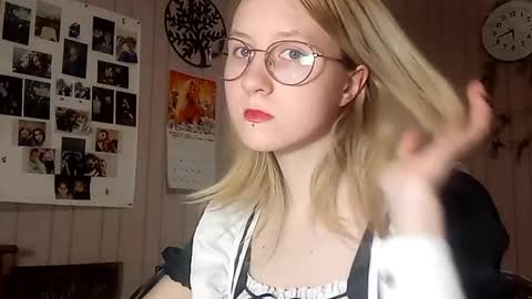 Snapshot of novellahartig chatting on 02/14/26, 02:36 Sari It is my first day online show from 02/14/26, 02:36