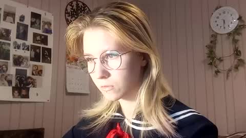 Snapshot of novellahartig chatting on 02/17/26, 02:24 Sari It is my first day online show from 02/17/26, 02:24