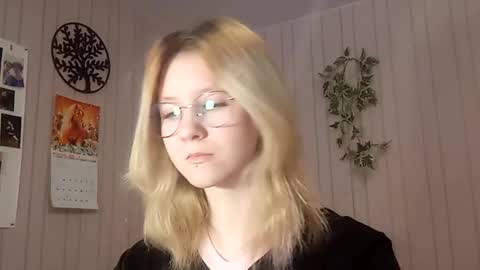 Snapshot of novellahartig chatting on 02/19/26, 02:13 Sari It is my first day online show from 02/19/26, 02:13