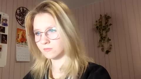 Snapshot of novellahartig chatting on 02/24/26, 03:10 Sari It is my first day online show from 02/24/26, 03:10