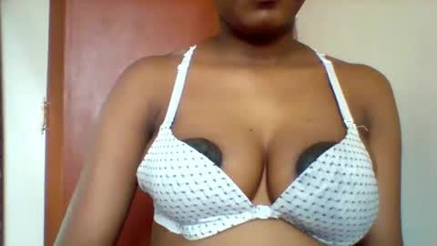 Snapshot of nubian_queen1033 chatting on 09/09/25, 12:21 happie online show from 09/09/25, 12:21
