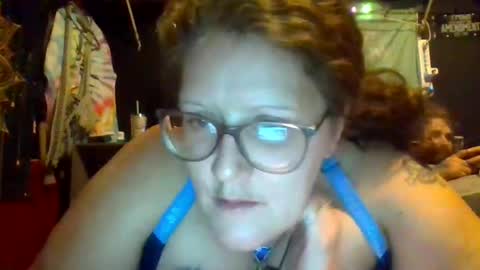 Snapshot of nutthousefunnyfarm chatting on 12/19/25, 04:08 nutthousefunnyfarm online show from 12/19/25, 04:08