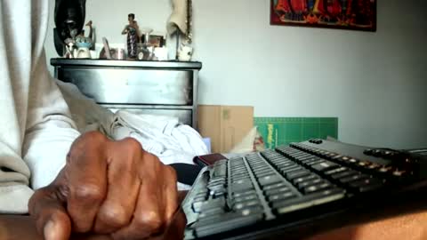 Snapshot of nyakuti chatting on 12/19/24, 06:23 KN online show from 12/19/24, 06:23