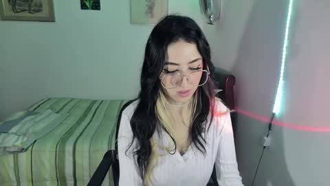 Snapshot of nymph_frida chatting on 03/03/25, 01:31 Frida online show from 03/03/25, 01:31