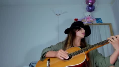 Snapshot of nyusha619933 chatting on 11/27/25, 10:45 Laura nyu online show from 11/27/25, 10:45