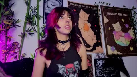 Snapshot of nyx_nayla chatting on 04/21/26, 01:42 online show from 04/21/26, 01:42