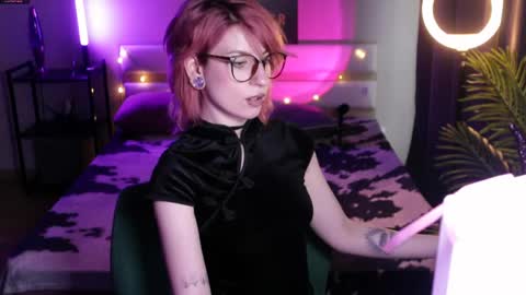 Snapshot of obedientt_ chatting on 05/16/26, 06:54 Moonlight online show from 05/16/26, 06:54
