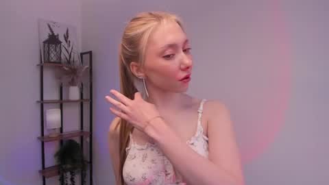 Lynna online show from 05/24/26, 11:04