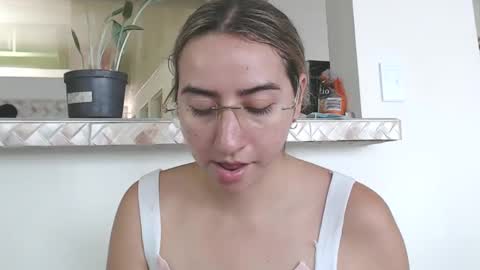 Snapshot of odette_brigh_ chatting on 01/15/25, 07:44 Val online show from 01/15/25, 07:44