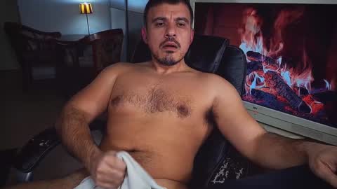 Snapshot of officeman7 chatting on 01/29/25, 04:41 officeman7 online show from 01/29/25, 04:41