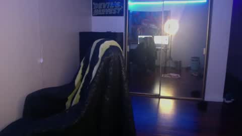 Snapshot of officialmoneyxxx chatting on 12/05/24, 08:11 Money online show from 12/05/24, 08:11