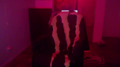 Snapshot of officialmoneyxxx chatting on 01/14/25, 05:45 Money online show from 01/14/25, 05:45