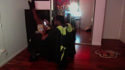 Snapshot of officialmoneyxxx chatting on 10/08/25, 08:34 Money online show from 10/08/25, 08:34