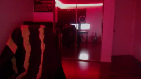 Snapshot of officialmoneyxxx chatting on 12/15/25, 08:18 Money online show from 12/15/25, 08:18