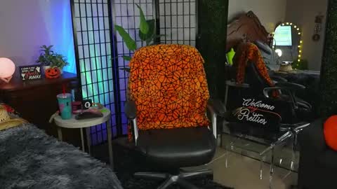 Snapshot of oh_lovely_girl chatting on 10/31/25, 04:08 Gray online show from 10/31/25, 04:08