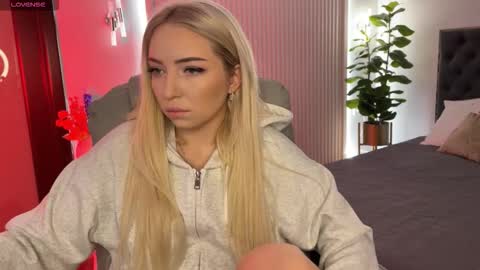 Emma online show from 11/03/25, 01:19