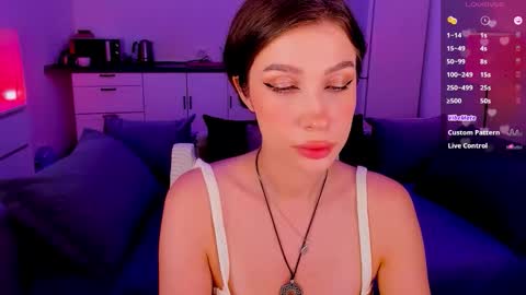 Snapshot of ohmymiami_ chatting on 11/21/25, 10:19 Light online show from 11/21/25, 10:19