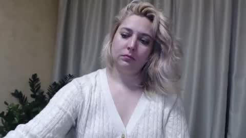 Snapshot of ohsweetiren chatting on 02/18/25, 10:27 Iren online show from 02/18/25, 10:27