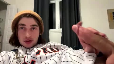 Snapshot of oliboy34 chatting on 12/18/25, 02:06 oliboy34 online show from 12/18/25, 02:06