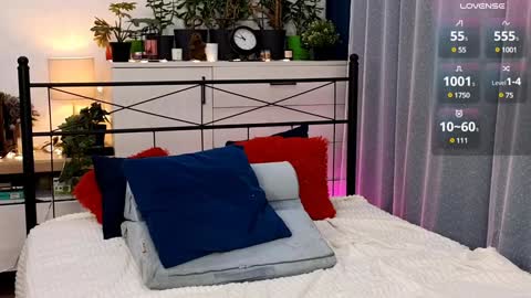 Snapshot of olisunny5 chatting on 12/29/24, 07:50 OliSunny Olivia online show from 12/29/24, 07:50