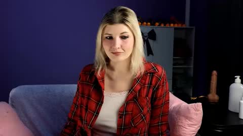 Snapshot of olisunny5 chatting on 11/02/25, 08:11 OliSunny Olivia online show from 11/02/25, 08:11