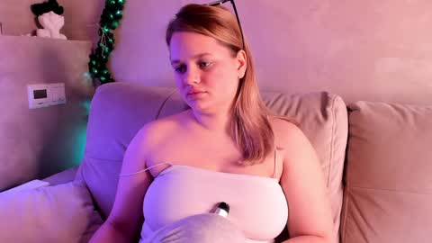 Snapshot of olisyasweet chatting on 01/04/25, 09:20 olisyasweet online show from 01/04/25, 09:20