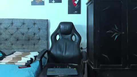 oliver_smith_2 online show from 04/23/26, 07:38