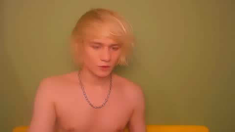 Snapshot of oliver_sweet_ chatting on 12/15/24, 03:13 Oliver online show from 12/15/24, 03:13