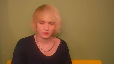 Snapshot of oliver_sweet_ chatting on 12/19/24, 01:28 Oliver online show from 12/19/24, 01:28