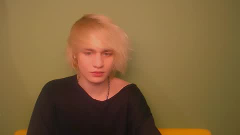 Snapshot of oliver_sweet_ chatting on 12/21/24, 01:04 Oliver online show from 12/21/24, 01:04