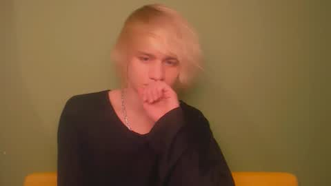 Snapshot of oliver_sweet_ chatting on 12/23/24, 01:29 Oliver online show from 12/23/24, 01:29