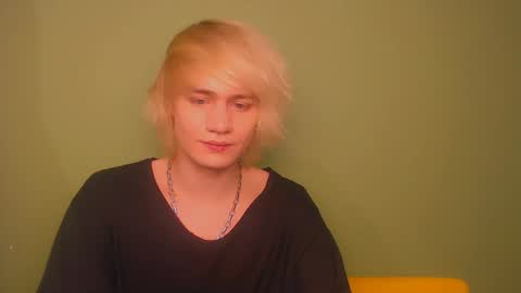 Snapshot of oliver_sweet_ chatting on 12/27/24, 02:25 Oliver online show from 12/27/24, 02:25