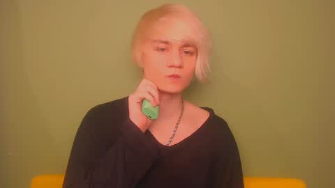 Snapshot of oliver_sweet_ chatting on 02/17/25, 02:42 Oliver online show from 02/17/25, 02:42