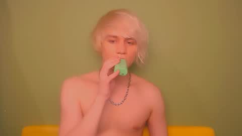 Snapshot of oliver_sweet_ chatting on 02/22/25, 01:44 Oliver online show from 02/22/25, 01:44