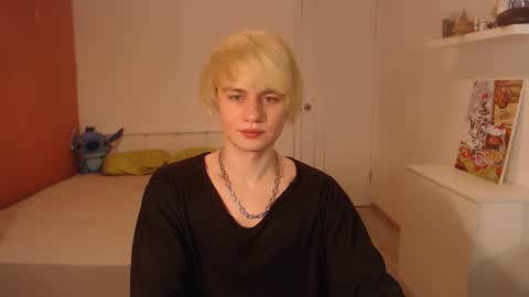 Snapshot of oliver_sweet_ chatting on 09/24/25, 01:42 Oliver online show from 09/24/25, 01:42